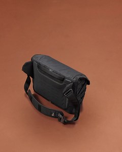 Discover ProTactic MG 160 AW II: High-performance modular camera messenger designed for your pro cameras with customizable storage split of camera gear to personal belongings. Mission critical organization at all times! #lowepro #loweprocapturelife | Lowepro