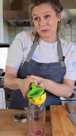 Maximizing Lemon Juice Extraction: Squeeze Them the Right Way! 🍋