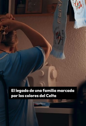 Ana se mudó hace cuatros años de Madrid a Vigo para cumplir su sueño de ser diseñadora de moda. Y ahora que empieza a vislumbrarlo, a punto de graduarse en la universidad, no puede dejar de pensar que en la capital le faltan las dos cosas más importantes de su vida, su madre Begoña y el Celta. #42LEGADOSLALIGA #Celta #Vigo 📌 Disfruta del vídeo completo en @El País