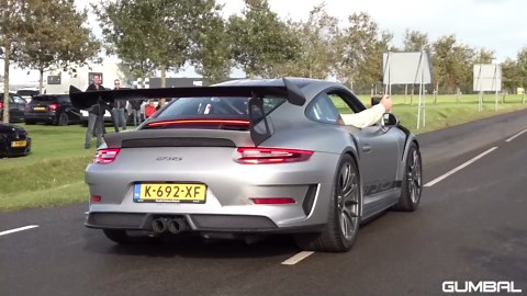 Audi RS6 Avant nearly loses control during hard acceleration