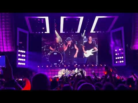 AC/DC - Have A Drink On Me - 04/03/2026 - MorumBis 