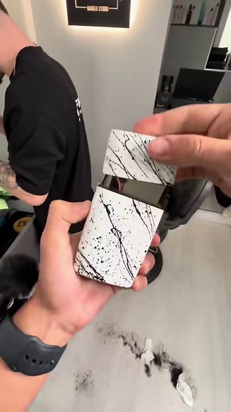 Mi punto de vista terminando la jornada en la barbería. Fue el primero que subí y acumuló más de 13 millones de vistas. Como dato curioso, entre reels, tiktok y YouTube shorts acumulé mas de 80 millones de visualizaciones con este formato. #barber #asmr
