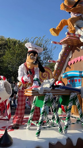 Here are Goofy and Pluto in “A Christmas Fantasy” parade at Disneyland! #pluto #achristmasfantasy #disneyland #dlr #goofy #holidaysatdlr #disneylandholidays #disneylandchristmas #disneyholidays #disneychristmas #disneyparade | Mousesteps