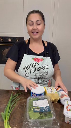 PLACINTA de BRANZA sarata cu spanac si ceapa trase la tigaie, invelita cu foi facute in casa. Un deliciu!!! Aveti reteta in video. | Gabriela Cristea