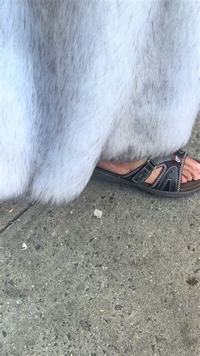 he go french tips on the toes ,white mink down to the sandals w/ the matching hat. 😂😂