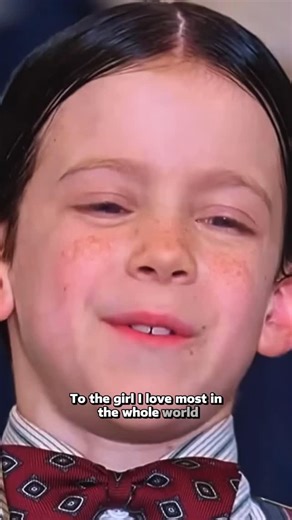 Cinema a parte on Instagram: "The Little Rascals (1994) – Penelope Spheeris con Alfalfa e Darla custodisce una delle immagini più pure e più spietate dell’amore quando è ancora innocente: quell’età in cui ti innamori senza strategie, senza cinismo, e proprio per questo ti esponi come non farai mai più. Alfalfa ama Darla con un’intensità sproporzionata al mondo in cui vive, e infatti il mondo il club, gli amici, la banda, le “regole” infantili che dividono maschi e femmine come fossero fazioni, r