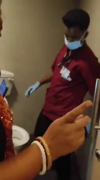 Ruby General Hospital में एक बेहद शर्मनाक और चिंताजनक घटना सामने आई!मध्यमग्राम की एक लड़की अपनी माँ के साथ डॉक्टर को दिखाने आई थी, डॉक्टर से मिलने के बाद जब वे दोनों महिला शौचालय गईं, तब उन्हें अंदाज़ा भी नहीं था कि उनके साथ ऐसा घिनौना हादसा होने वाला है।बाहर निकलते समय उन्होंने देखा कि किसी ने पहले से मोबाइल छुपाकर रखा था और उनका वीडियो रिकॉर्ड किया जा रहा था शोर मचाने पर पता चला कि आरोपी अस्पताल का ही कर्मचारी है।मामले की जानकारी तुरंत अस्पताल प्रशासन को दी गई, लेकिन वहाँ से सिर्फ टालमटोल ही द