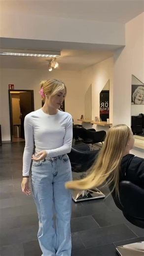 Meine letzte Dauerwelle habe ich vor vier Jahren von euch bekommen! Dann habe ich mir für die Locken meine Blondierung raus wachsen lassen und heute ist das Ergebnis noch schöner geworden! Pflege und Styling mit der CURLS Serie! Fragen beantwortet euch das Team von den LOCKENPROFIS gerne telefonisch oder per PN! #dauerwelle #dielockenprofis #curls #perm #joergmengelfriseure #hair #haircare #locken #curlyhair #blonde #curlygirlmethode #curls2phasensprühkur | Jörg Mengel Friseure