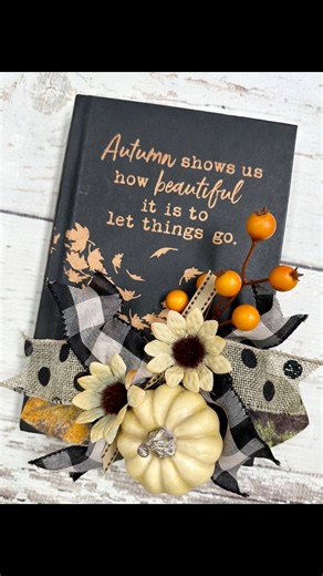 Create your own unbeleafably cute décor with our Autumn Shows Us Transfer! 🍂 📸: Refresh Restyle Crafts & DIY #chalk #chalkcouture #DIYhomedecor #homedecor #DIY #autumnDIY #autumn | Chalk Couture