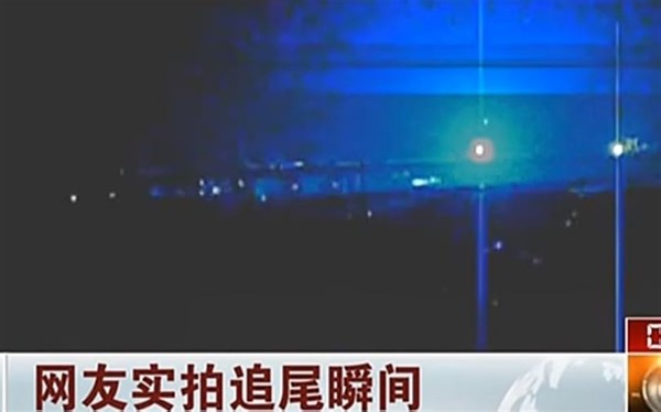 市民拍下的2011年“7.23甬温线动车事故"的追尾瞬间