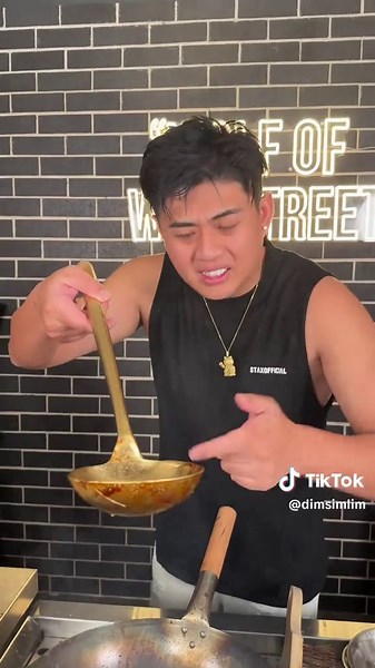 Crispy chilli beef EXACTLY like takeout. I just wanted to let you all know that “The Wolf of Wok Street” cookbook is now on preorders with all the best techniques and wok recipes that I’ve learnt over 20 years. We need to sell at least 1000 copies to be on shelf’s globally so please check it out. Preorder the new cookbook https://hardiegrant.lnk.to/TheWolfofWokStreet It’s available from every country, make sure you change it to your own country to pay less shipping!!! #wok #yumyum #chinese #chin