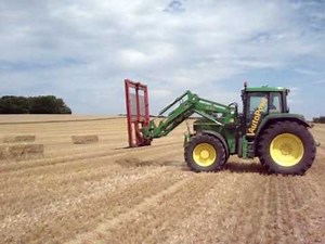www.tractorfoto.tk- stro laden met de John Deere 6910S+John Deere 740A frontlader