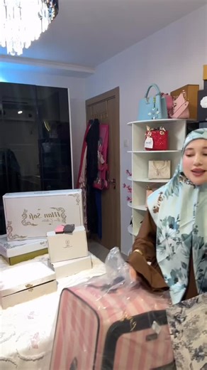 New Big haul 😱💰🛒🛍️ -Valise victoria : @ranimm.shop -pack Dior : @larina_larina6 -Box parfum : @epic_angel_store -meuble organisation : @ideedeco_tlemcen -accessoires argent : @_luxury_by_nour -accessoires asseinoxydable: @pour_femme_boutique_ -sac louis Vuitton : @casa_rozy -les couverts au lait : @h.l_collection_ -pijamas shein : @hanine_feminine | Nour beauty