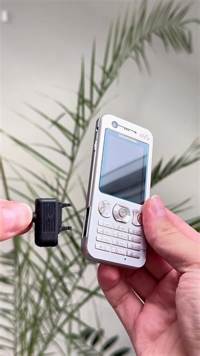 Design we lost: the charging LED detail. Sony Ericsson W890i #2000s #retrophone #nostalgic #DesignIcon #sonyericsson