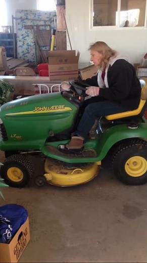 John Deere LT 180 Riding Lawn Mower