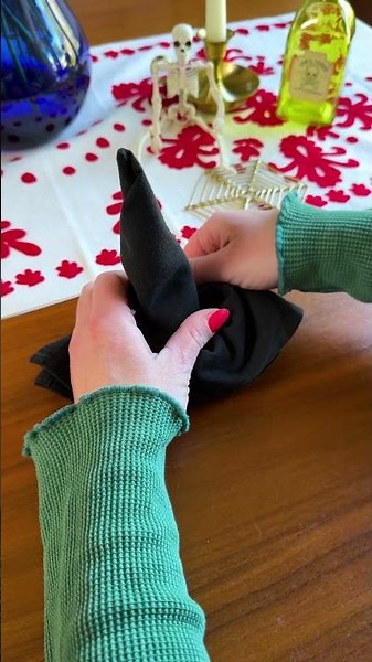 💀 How to fold a napkin into a witches hat! #hosting #halloweendecor #dinnerparty