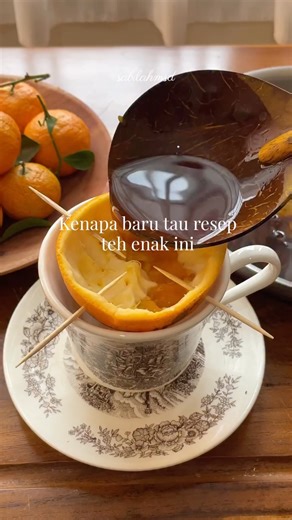 Sabilah, apt. | Herbalist on Instagram: "Liat resep teh ini tehnya cantik, rasanya cocok 🍊 Teh rekreasional yang cukup buat bikin badan lebih enak dan mood lebih baik 🧡 Hangat, citrusy, aromatic mode- 🌿Bahan: 2 sdm teh hitam Gula secukupnya Jeruk 1 sdm kayu manis serpih 3 gelas air Tapi ternyata nyaring pake kulit jeruk gitu lama hehe pake saringan ajalah yg umum umum aja 🫖Teh Hitam: mengandung kafein ringan + L-theanine bikin lebih fokus, alert, tapi nggak se-“nendang” kopi. Mengandung anti