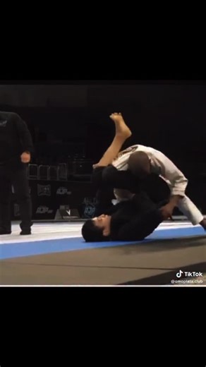 Studio 100 - Brazilian Jiu Jitsu on Instagram: "The baratoplata can catch you off guard if you don’t recognise the setup early. In this reel and breakdown, we cover the key details to defend the baratoplata. Understanding the angles, controlling distance, and knowing when to move before it’s too late. Learn the details and stay one step ahead with Studio100 Mobile App. Download today on Apple AppStore and Google PlayStore. #studio100 #brazilianjiujitsu #grappling #baratoplata #jiujitsu"