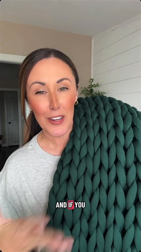 Wrap yourself in calming comfort. The 20 lb CuddleCloud weighted blanket isn’t just cozy — it helps soothe anxiety, improve sleep, and melt away daily tension. | Comfrt