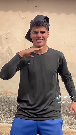 Tutorial de Dança: Aprenda a Famosinha com Estilo