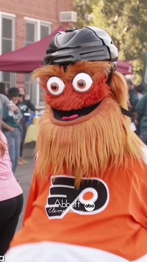 Look at Gritty doing his lil' dancey dance 🥺 #AbbottElementary