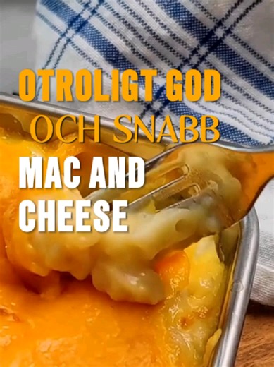 Mac and cheese är så himla göttigt, särskilt dagen efter att man varit ute. Här testar jag en variant där jag använder ostbågar (eller ostbollar rättare sagt) för att både styra smak, men också för att reda såsen. Och så klart massa härlig cheddar från Väddö gårdsmejeri. För att gratinera av den använder jag en... gissa vad... ja, en airfryer så klart! 🧀🔥 Ingredienser 2 dl makaroner (okokta) 70 g ostbågar 2 dl mjölk 100 g riven cheddar eller annan god ost (snåla inte! 😉) Ev. salt och peppar S