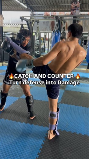 Dealing with a left switch kick? Here’s a slick defense and counter sequence to shift the momentum in your favor: 1️⃣Catch with your left hand 2️⃣Counter with a left hook 3️⃣Follow up with smart choices based on your opponent’s reaction: ▫️ If they cover up — slice in with an elbow ▫️ If they lean back — chop the leg with a low kick Follow up with multiple strikes, depending on the range and your opponent’s reaction 🔁 🎯 React with the right weapon at the right time #muaythai #muaythaigym #muay