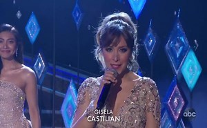 Gisela canta 'Mucho más allá' en los Oscars junto a Idina Menzel y las Elsas de otros países