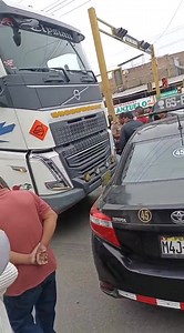 676K views · 5K reactions | CASI UN ACCIDENTE EN LA ESPERANZA CERCA AL SENATI. TRAILER ARRASTRO VARIOS METROS A UN AUTO. | Radar informativo | Facebook