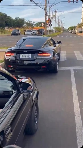 ᴅᴄʙ - ᴅʀᴇᴀᴍ ᴄᴀʀ on Instagram: "Em Jaú SP Aston Martin Virage 2012 😲🇬🇧 🎥 @trflagras Um verdadeiro Gran Turismo britânico, o Virage 2012 une o luxo artesanal da Aston Martin com a brutalidade de um V12 naturalmente aspirado. Sofisticação, exclusividade e desempenho se encontram nesse modelo raro e elegante. ▪️ Motor e Performance • Motor: 6.0L V12 naturalmente aspirado • Potência: 497 cv @ 6.500 rpm • Torque: 58,1 kgfm @ 5.750 rpm • Transmissão: Touchtronic II automática de 6 marchas com troca