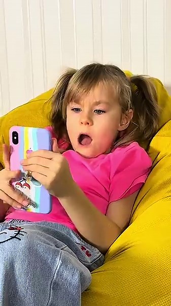 Craft Your Own Fun: DIY Paper Phone Adventure! 📱✨