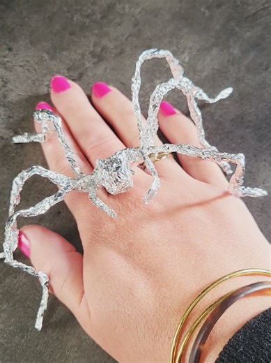 Bricolage pour les enfants. Fabriquer une araignée 🕷 en papier aluminium. Un DIY facile. . #activiteenfant - #activitemanuelle - Activité enfant de 3 à 6 ans et de 5 à 8 ans #craftideas - crafts - fun crafts - #easycrafts - craft - kids crafts - activités enfants - #Halloween - activité créative - atsem - nounou - assistante maternelle - assmat - teampe - occuper les enfants