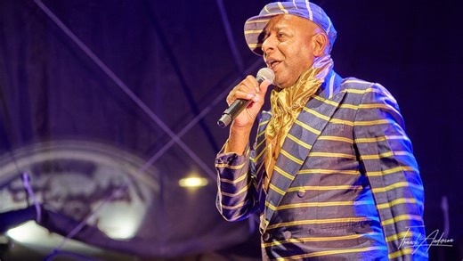 Ambiance disco avec Imagination et Boney M Legend sur le parvis des arènes de Nîmes