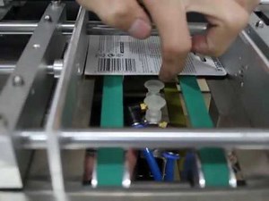 How to operate automatic card feeding machine pouch paper dispensing equipment