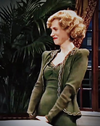 don’t make me dance.. #kristenwiig #snl #saturdaynightlive #letsdance #trend #trending #kristenwiigedit #dancing #snlsketch #sketchcomedy #comedian #funny #humor #viral #edit #dance #emmastone #bridesmaids #movie #celebrity #middleagedactresses #women #billhader #jasonsudeikis #cast #snlcast #fyp #foryou #andysamberg #jonhamm #palmroyale