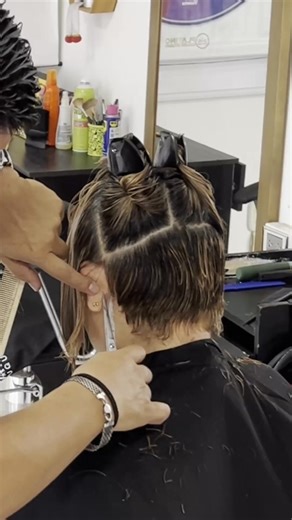 57K views · 961 reactions | Corte bob corto. En este video te muestro el paso a paso de como hacer este hermosos estilo de corte . Mira el video hasta el final y dame tu opinión, te deseo un feliz día  #haircut #tutorial #haircuttutorial #cortedecabello #hairstyle | Platino Peluquería | Facebook