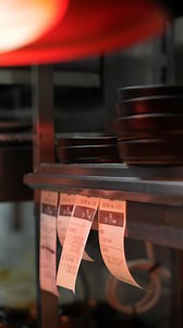Complicité en cuisine 🌶️🔪⁣ Sergio et Brahms 🤟⁣ ⁣ Plantxa - 📍 58 Rue Gallieni, 92100 Boulogne-Billancourt⁣ Ouvert du mardi au samedi - midi et soir ⁣ | Plantxa