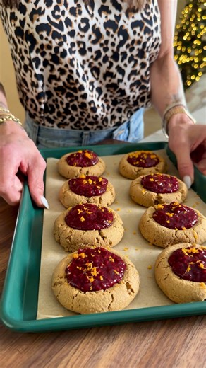 OVERSIZE RASPBERRY ORANGE THUMBPRINT COOKIES (gluten free, refined sugar free)! I am so obsessed with these cookies and you will be too—soft and flavorful, filled with a heaping scoop of raspberry chia jam. These store well too, for a good-for-you treat you can enjoy all week! ⁣ ⁣ Be sure to FOLLOW @kalejunkie for more 🙋🏻‍♀️ and SAVE and SHARE this post with friends! 🫶🏻⁣ ⁣ Makes 15 large cookies or 24 smaller⁣ Raspberry jam—⁣ 2 1/2 cups frozen raspberries, thawed⁣ 3 tb chia seeds⁣ 3 tb maple