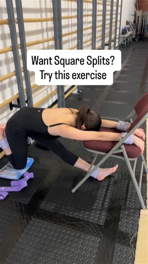 This position targets three key areas: ✨ Hip flexor & front thigh (back leg): Opens and lengthens the muscles that often stay tight from sitting, walking, or jumping. This improves hip extension and allows the back leg to fully open in a split without twisting the hips. 💪 Hamstring (front leg): Deeply stretches the back of the thigh, improving length and control. Balanced hamstring flexibility is essential for clean lines and preventing strain behind the knee. 🩰 Alignment & balance: Supporting