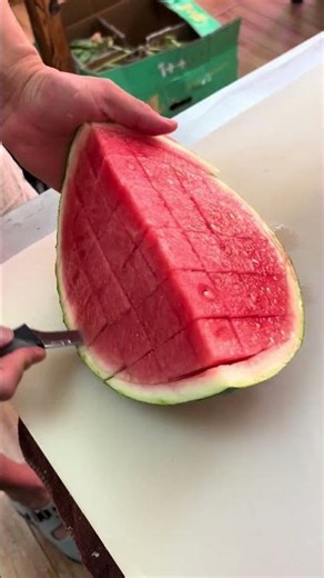 Simple watermelon-cutting method showcased in Fujian, China