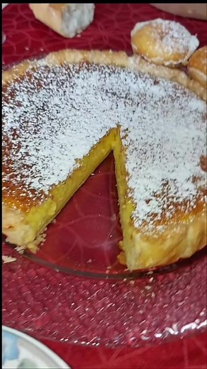 Tarte de côco muito fácil. #receitafacil #sobremesa #tarte 1 massa folhada 3 ovos M 100g côco ralado 397g leite condens. 200ml natas açúcar pó q.b.
