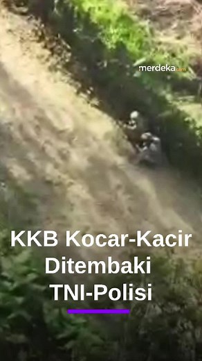 KKB Kodap XV Ngalum Kupel membakar Puskesmas Distrik Kiwirok, Pegunungan Bintang, Papua (29/9) pagi. Satgas Damai Cartenz mendeteksi asap tebal dan menemukan 8 anggota KKB bersenjata. Kontak tembak pecah saat aparat melintas di SMA Negeri Kiwirok yang juga sempat dibakar KKB. Tim berhasil memukul mundur kelompok tersebut hingga lari ke Desa Lolim. Selain puskesmas, rumah dinas tenaga kesehatan ikut terbakar. #Merdekadotcom #KKB #KocarKacir #TNI-POlisi #KiwirokPapua