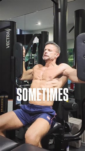 I’ve been using this old school pec dec for the last few months and I’m noticing a massive difference in the size, strength and definition of my chest. It encourages you to push through the elbows which prevents the delts from being overly engaged, thus making the pecs work harder. If you get the opportunity to use one I suggest giving it a try. 💪 #flymachine #pecdec #pectoralfly #chestworkout #chestmuscles #muscle #musclebuilding #chestmuscle #oldschoolfly #fitness #fitover50 #gymlife #gymwork