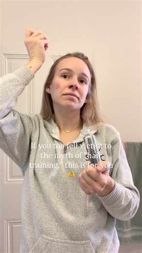 Naomi || Shampoo Girl on Instagram: "Hair training was a 2020 adventure that did not really work 😂 Here’s the thing, when you force your scalp to go longer between washes without supporting it properly on wash day, you’re not going to get the results you’re hoping for. It’s not about “training” your scalp, but REBALANCING your scalp to its healthiest natural state. Once I found a hair oil and shampoo that didn’t include sulphates and parabens and silicones, my scalp was able to breathe again! T