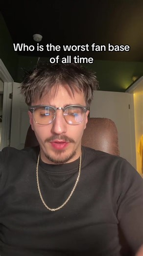 mma fans are absolutely outrageous, absolutely ridiculous, and constantly contradictory. Who’s worse guys? #ufc