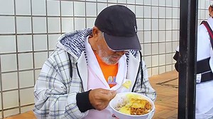 1.1M views · 3.4K reactions | Voluntários distribuem marmitas para pacientes e familiares que aguardam atendimento no Hospital do Câncer em Maringá. É a solidariedade da experiência da vida! CONTATO: (44) 9 9141-7910 / (44) 9 9946-4120 DOAÇÕES Instituto Amigos Solidários CNPJ: 24.665.247/0001-95 Caixa Econômica Federal Ag. 1671 C/c. 0300.4051-3 | Pinga Fogo FM | Facebook