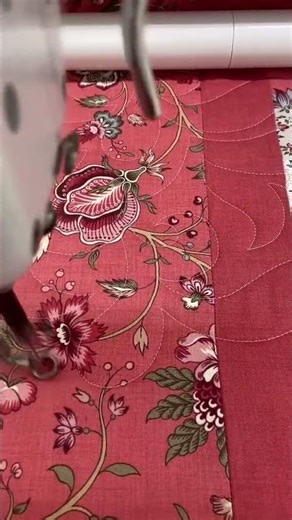 @left_handed_stitches quilting a lovely flowy design on her Handi Quilter Avante