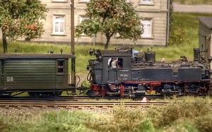 【场景模型——美丽的德国萨克森蒸汽火车模型铁路 (窄轨铁路) 】【PILENTUM】_哔哩哔哩_bilibili