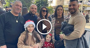 أجواء الفرح والبهجة تعم مسيرة عيد الميلاد في الناصرة بعد عامين من الانقطاع