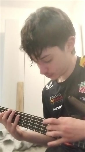 Fast tapping sounds so cool, it looks hard but it's actually pretty simple.#bass #tappingbass #bassguitar #metalbass #בס I anyone wants tutorial tell me